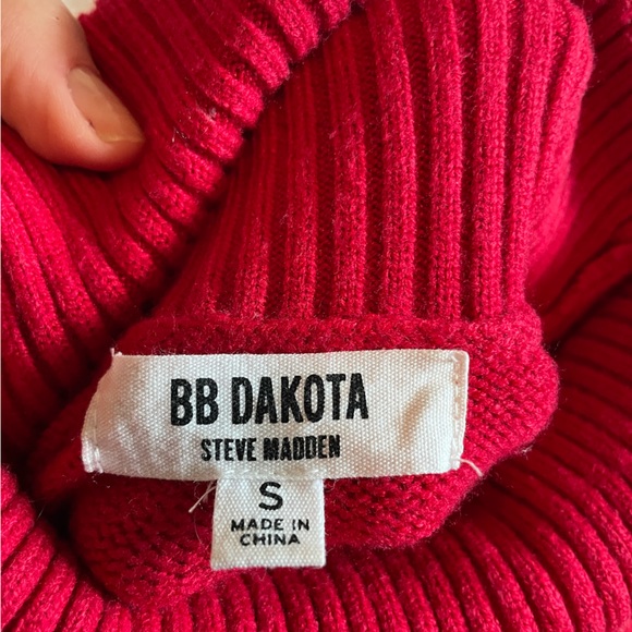 Gorgeous Red Steve Madden Sweater - Picture 4 of 8